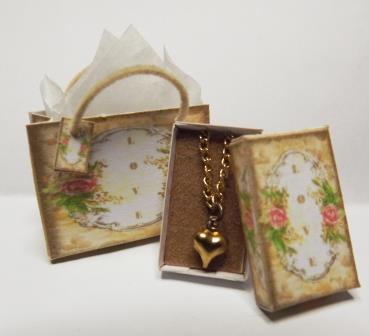 DOLLS HOUSE 1/12TH VALENTINES BOXED HEART NECKLACE & BAG SET