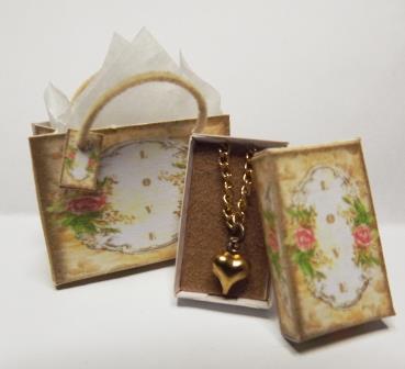 DOLLS HOUSE 1/12TH VALENTINES BOXED HEART NECKLACE & BAG SET DOLLS HOUSE 1/12TH VALENTINES BOXED HEART NECKLACE & BAG SET