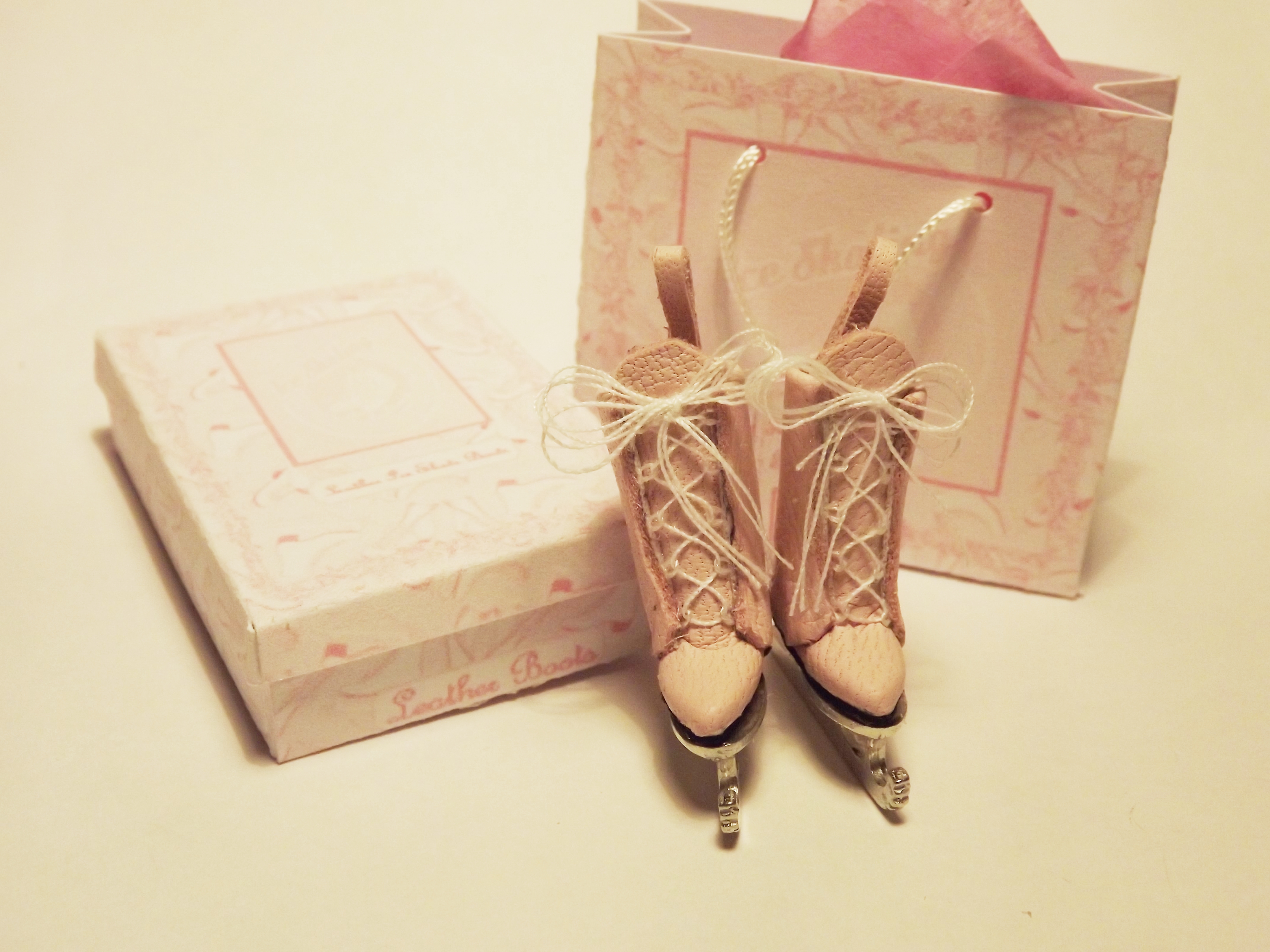 1/12TH PINK LEATHER ICE SKATE BOOTS