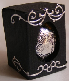 BLACK DECORATIVE BOXED EGG