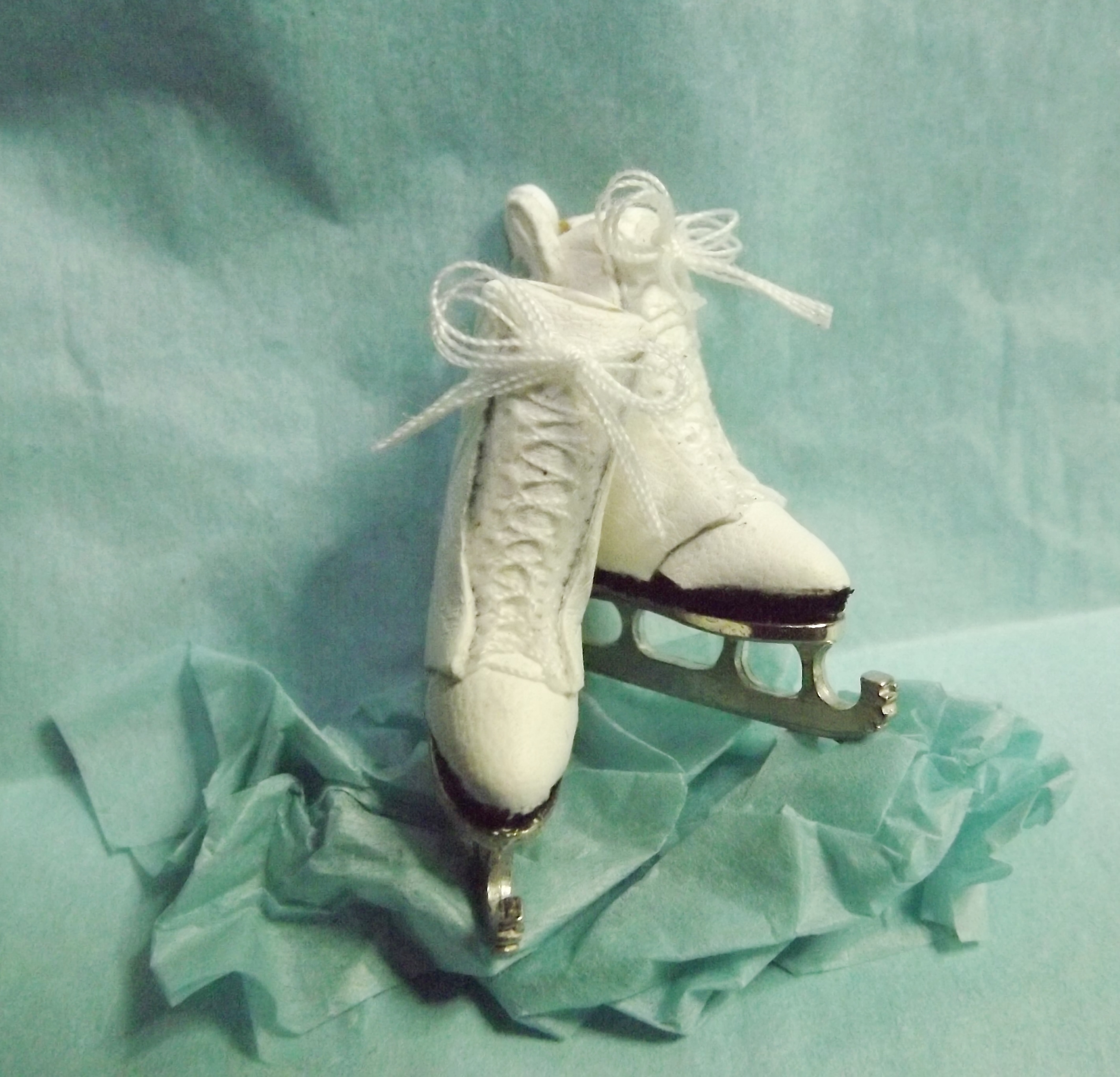 1/12th WHITE LEATHER ICE SKATE BOOTS