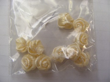 10 CREAM SMALL ROSES 10 CREAM SMALL ROSES
