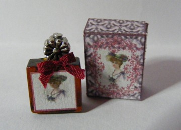 BROWN GLASS PERFUME BOTTLE & BOX BROWN GLASS PERFUME BOTTLE & BOX