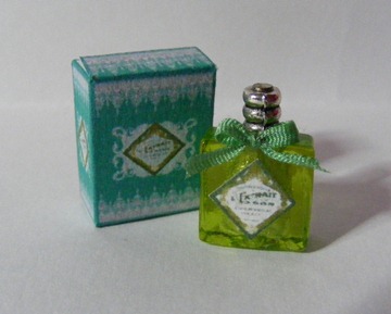 APPLE GREEN GLASS PERFUME BOTTLE & BOX APPLE GREEN GLASS PERFUME BOTTLE & BOX