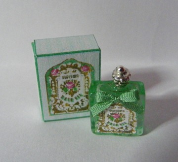 PALE GREEN GLASS PERFUME BOTTLE & BOX PALE GREEN GLASS PERFUME BOTTLE & BOX