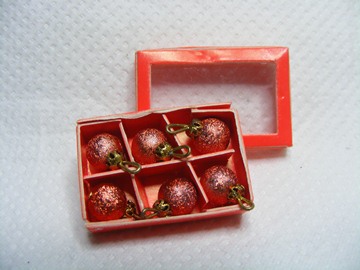 1/12th BOXED CHRISTMAS BAUBLES RED