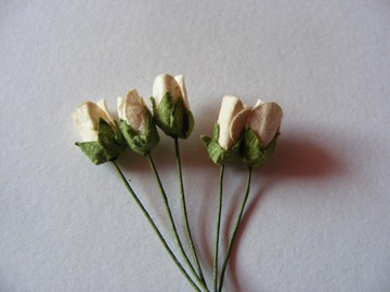 5 SMALL WHITE ROSES