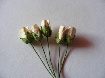 5 SMALL WHITE ROSES 5 SMALL WHITE ROSES