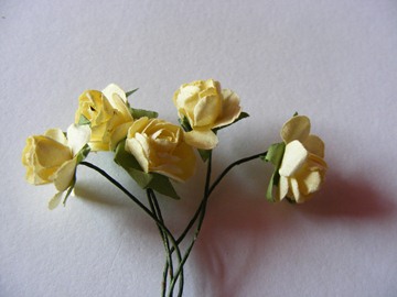 5 LARGE LEMON ROSES