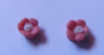 2 RED & PINK CLAY FLOWERS 2 RED & PINK CLAY FLOWERS