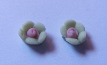2 PALE GREEN & PINK CLAY FLOWERS 2 PALE GREEN & PINK CLAY FLOWERS
