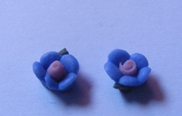 2 CORNFLOWER BLUE & PINK CLAY FLOWERS 2 CORNFLOWER BLUE & PINK CLAY FLOWERS