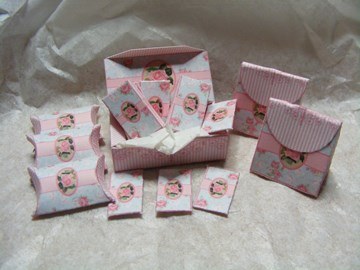 VINTAGE ROSE BOX WITH TOILETRY BOXES