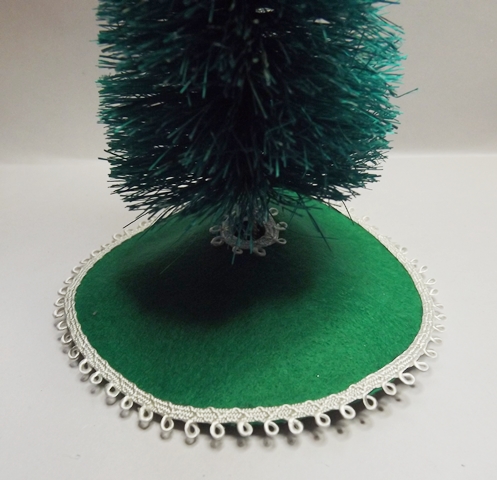 GREEN & WHITE CHRISTMAS TREE SKIRT