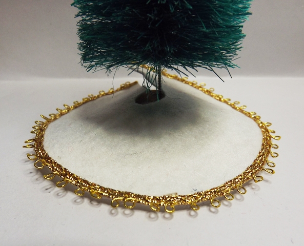 WHITE & GOLD CHRISTMAS TREE SKIRT