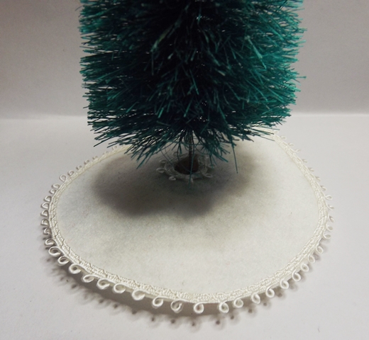 WHITE CHRISTMAS TREE SKIRT