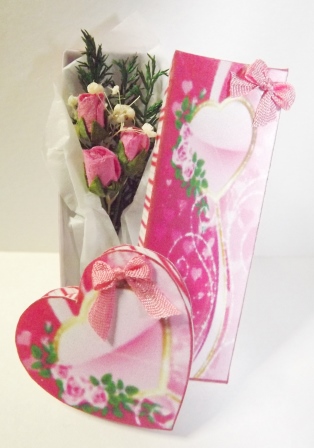 DOLLS HOUSE VALENTINES BOXED ROSES & HEART CHOCOLATES