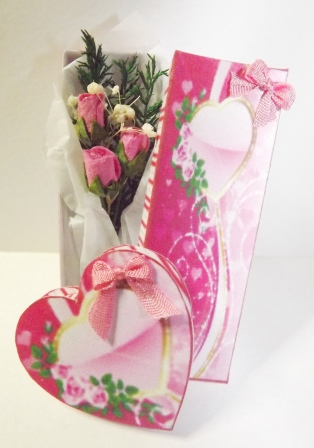 DOLLS HOUSE VALENTINES BOXED ROSES & HEART CHOCOLATES DOLLS HOUSE VALENTINES BOXED ROSES & HEART CHOCOLATES