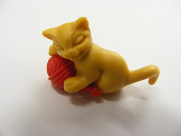 GINGER CAT WITH RED WOOL