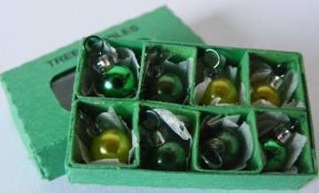 (image for) 8 SMALL BAUBLES