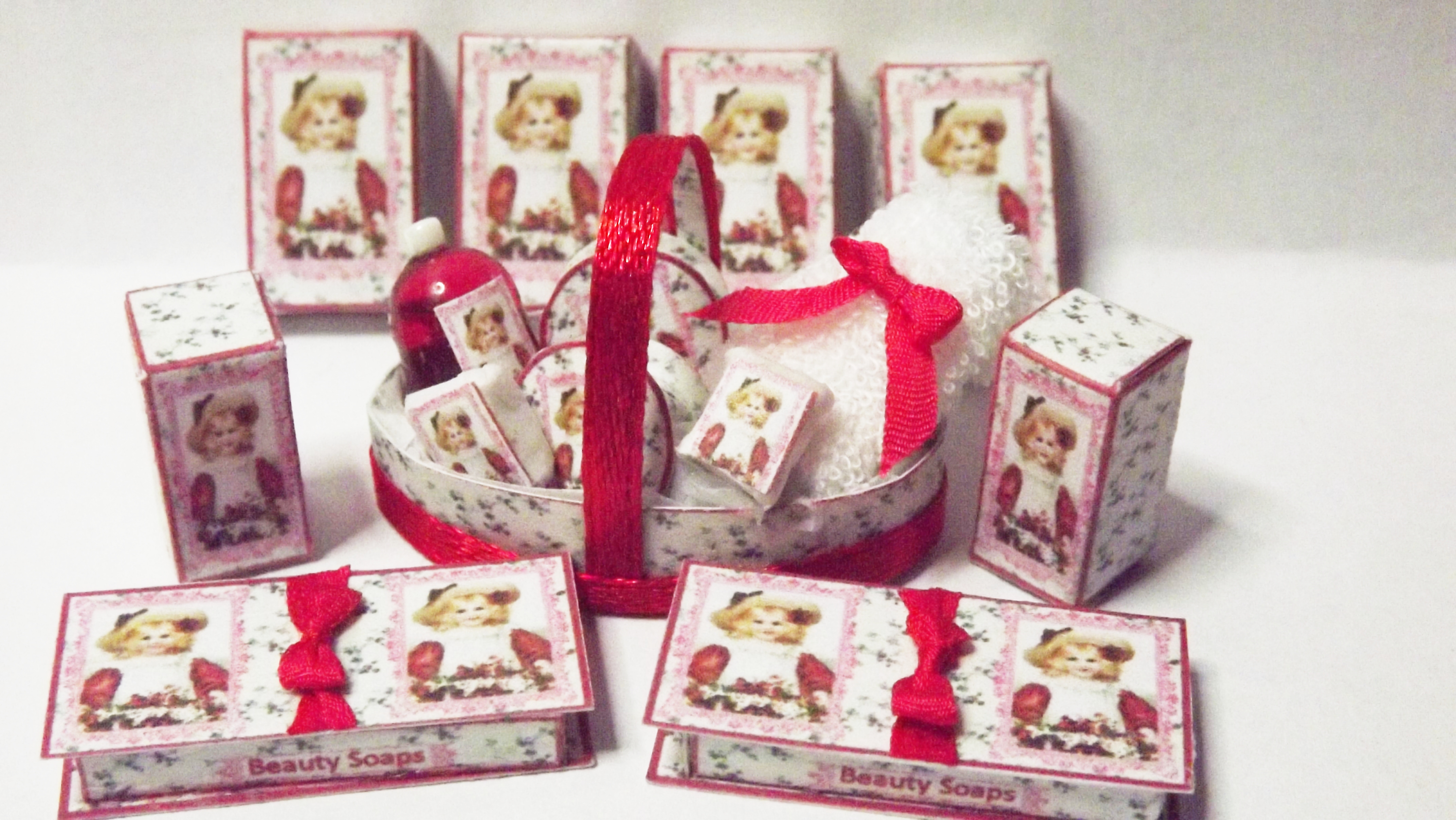 (image for) HEIDI FILLED TOILETRY BASKET AND TOILERY BOXES KIT