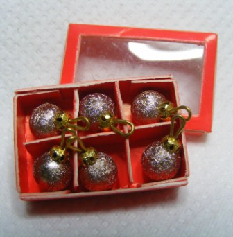 (image for) BOXED BAUBLES GOLD